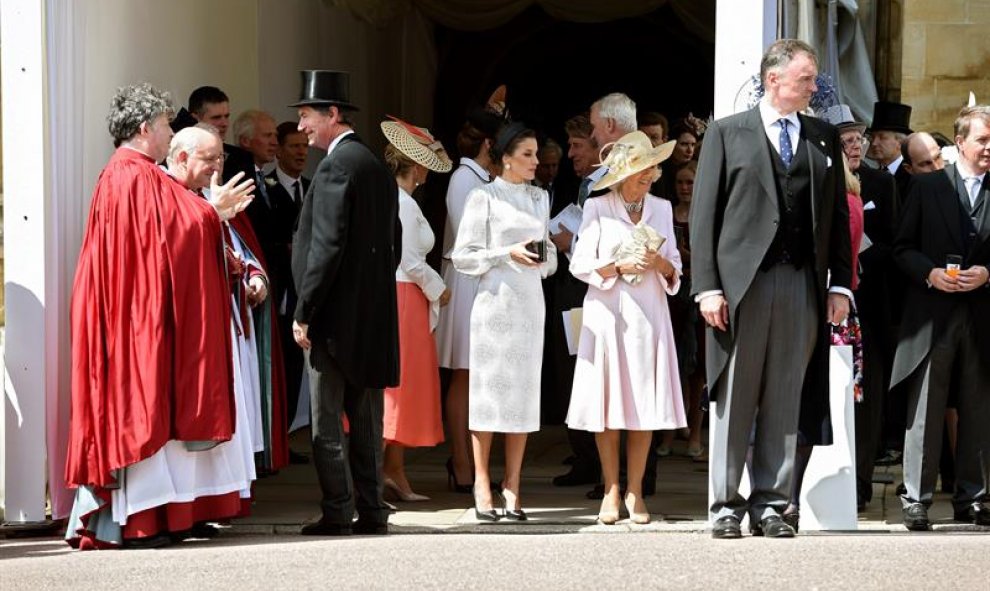 La reina Letizia, junto a la duquesa de Cornualles, tras finalizar la ceremonia. EFE
