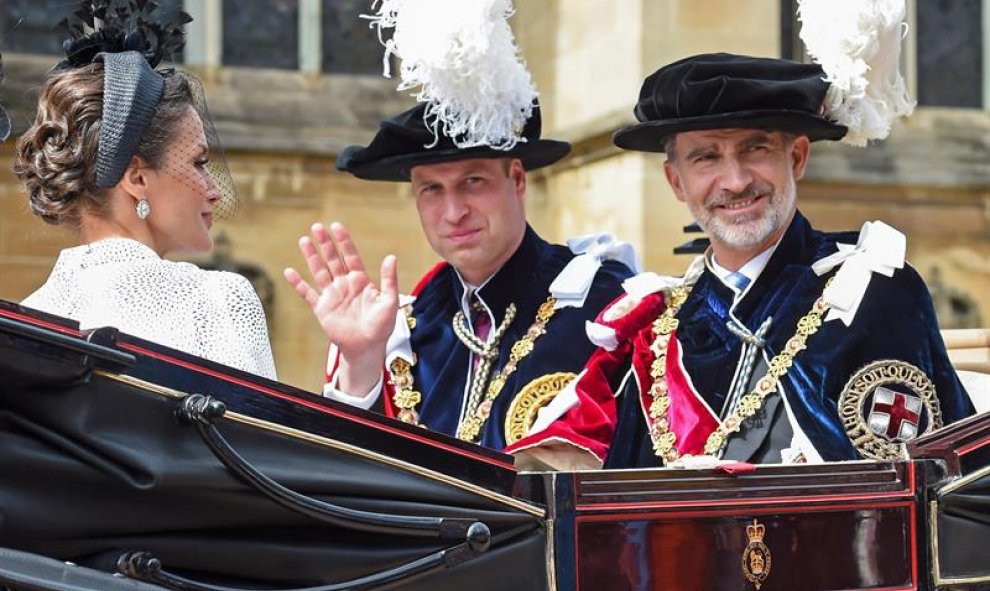 Los reyes Felipe VI y Letizia junto al príncipe Guillermo de Inglaterra. EFE