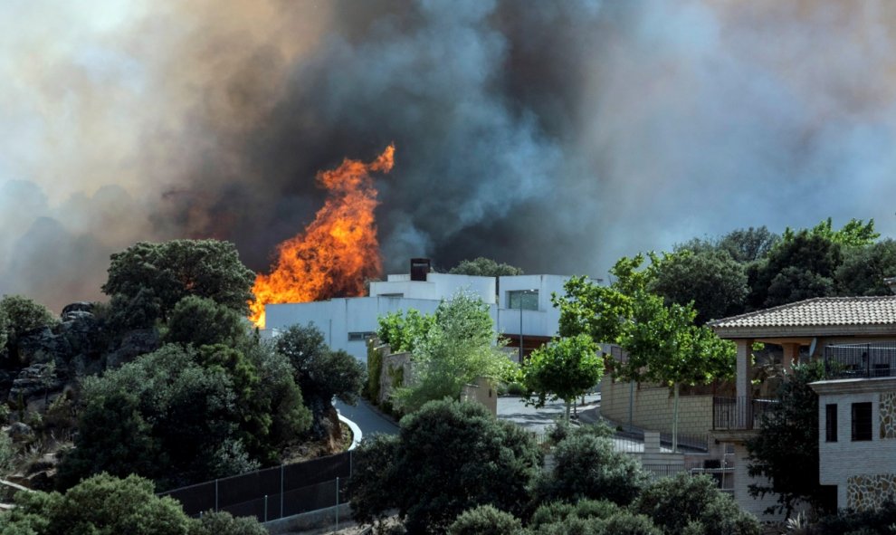 28/06/2019.- Imagen del incendio forestal que se ha declarado en el paraje denominado "Cerro de los Palos", y que ha obligado al desalojo de varias viviendas de urbanizaciones cercanas a la ciudad de Toledo. EFE / Ángeles Visdómine.