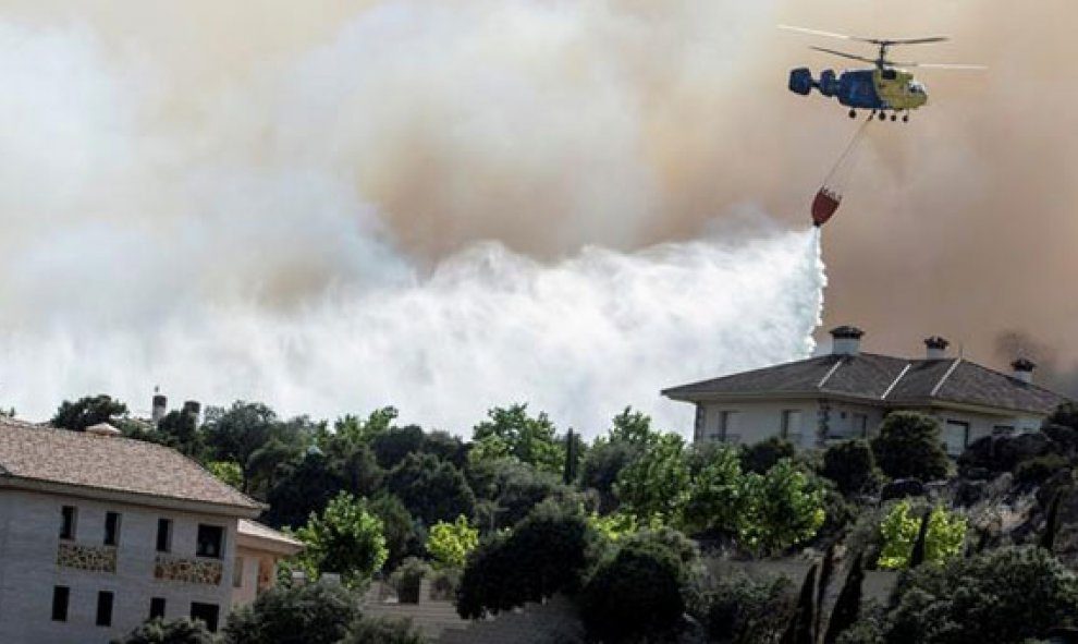 Incendio forestal que obligó a desalojar viviendas de urbanizaciones cerca de Toledo. / EFE