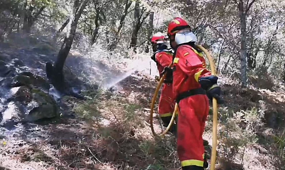 Captura de un video facilitado por OCP-UME de las labores de extinción del incendio que se propaga por las localidades madrileñas de Cadalso de los Vidrios y Cenicientos y parte de la provincia de Toledo, que ha quemado ya en torno a 3.300 hectáreas