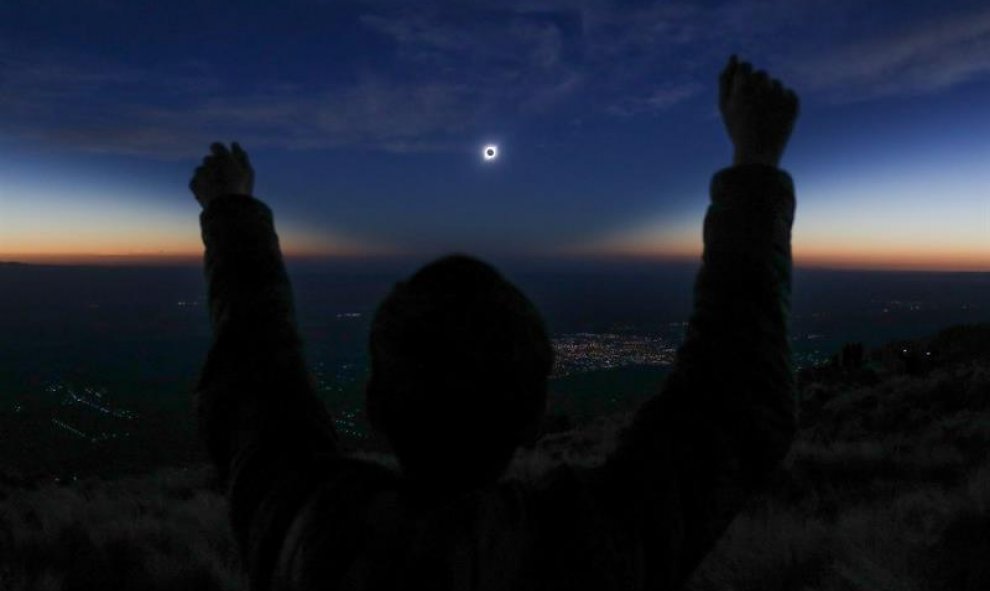 El sol cubierto por la luna durante el eclipse solar total, este martes en la ciudad de Merlo, San Luis (Argentina). EFE