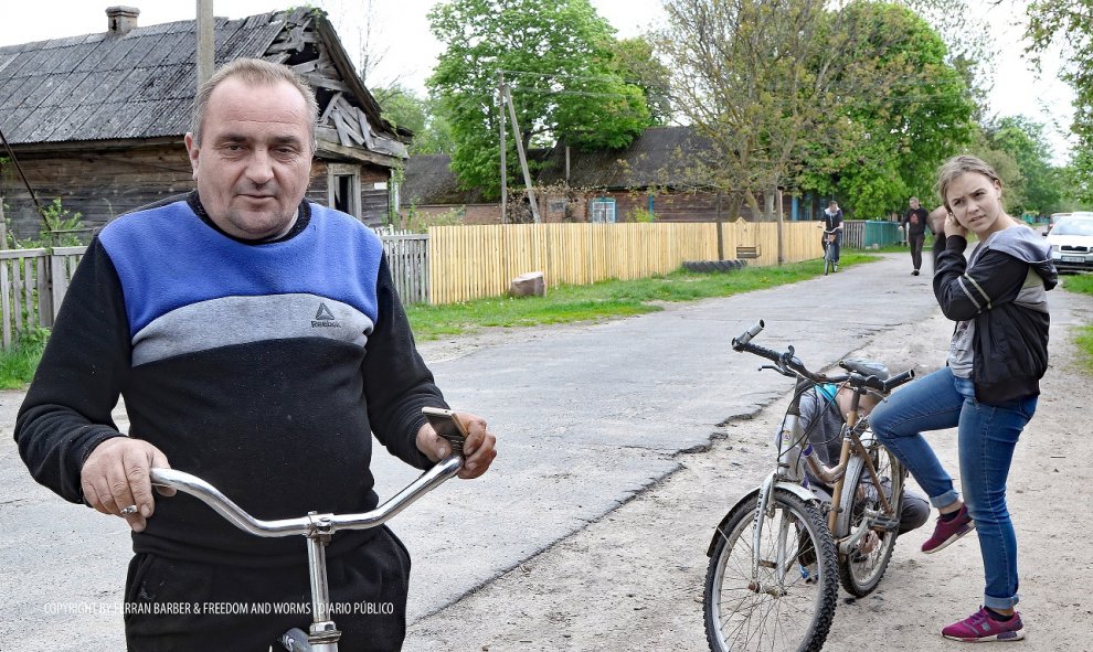 La vida ha vuelto a Maryanivka y gente joven habita ahora la aldea próxima a Chernóbil. / FERRAN BARBER