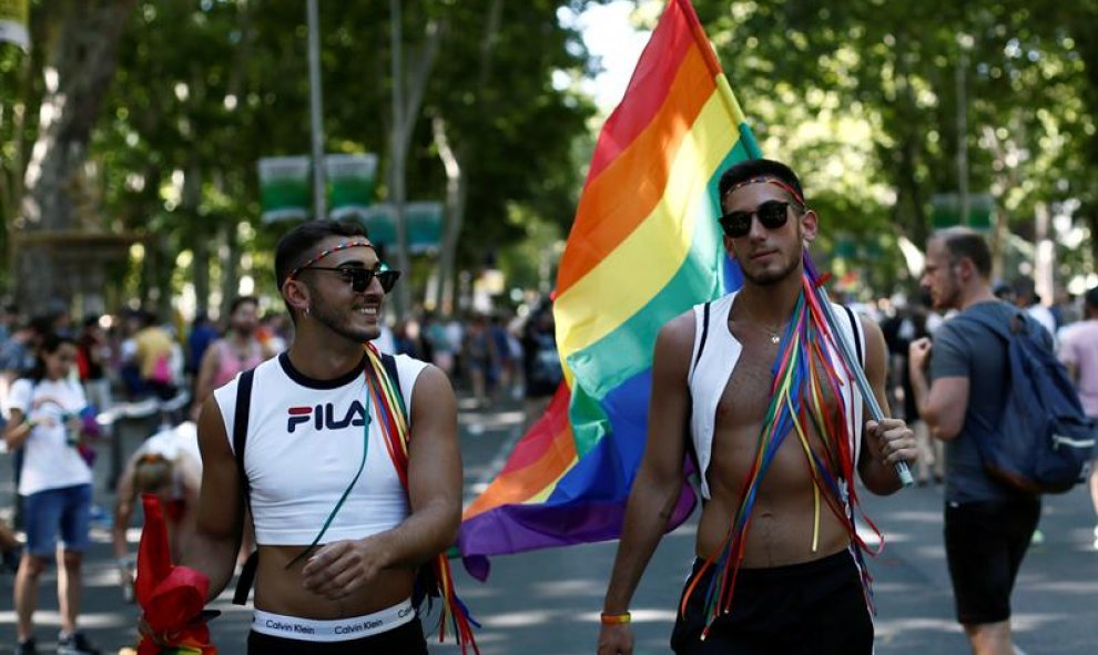 Ambiente previo a la manifestación del Orgullo 2019, esta tarde en Madrid. EFE/ Mariscal