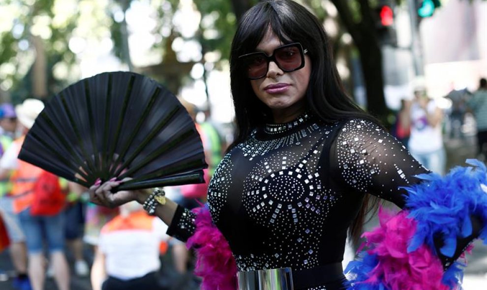 Ambiente previo a la manifestación del Orgullo 2019, esta tarde en Madrid. EFE/ Mariscal