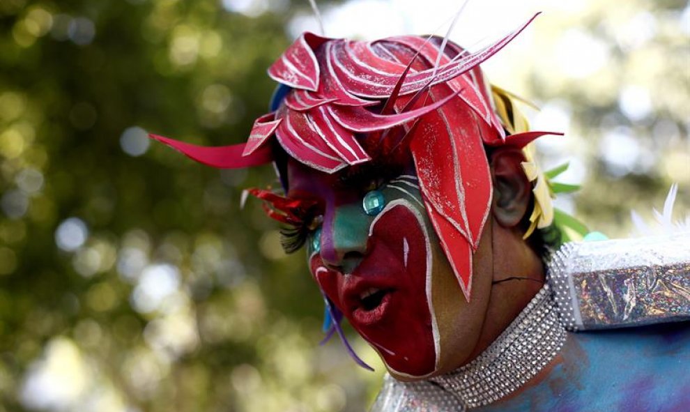 .- Un joven momentos previos a la manifestación del Orgullo 2019, esta tarde en Madrid, bajo el lema “Mayores Sin Armarios: ¡Historia, Lucha y Memoria! Por una ley estatal". EFE/ Mariscal