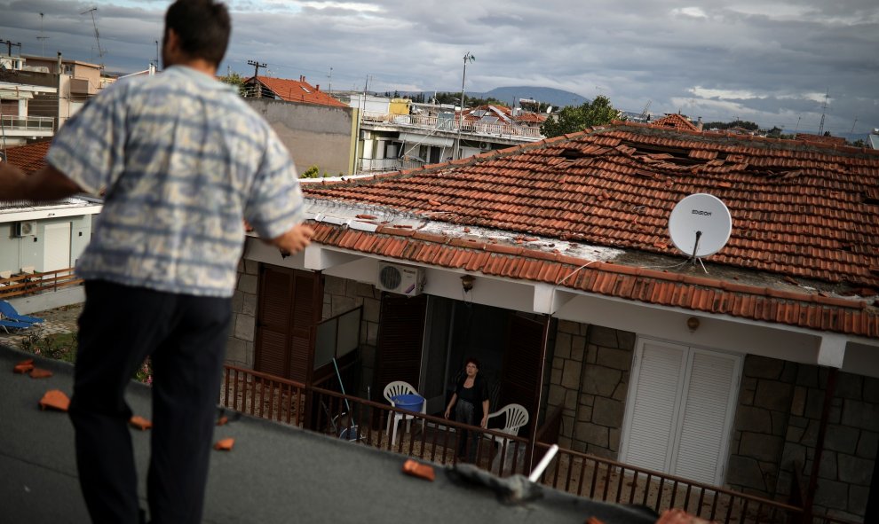 Una mujer en el balcón de su casa dañada después de fuertes tormentas en el pueblo de Nea Plagia, Grecia, el 11 de julio de 2019. REUTERS / Alkis Konstantinidis