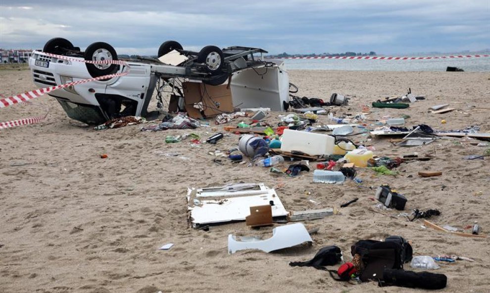 Una caravana volcada por el temporal en Grecia. EFE/EPA/VERVERIDIS VASSILIS