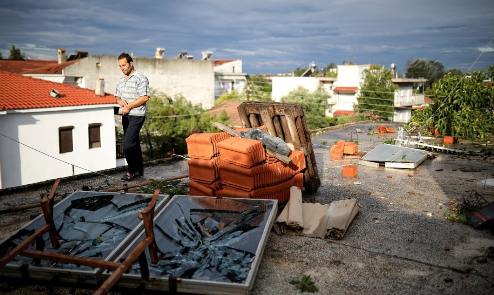 Un hombre anda entre trozos de una terraza destrozada en Grecia. REUTERS/Alkis Konstantinidis