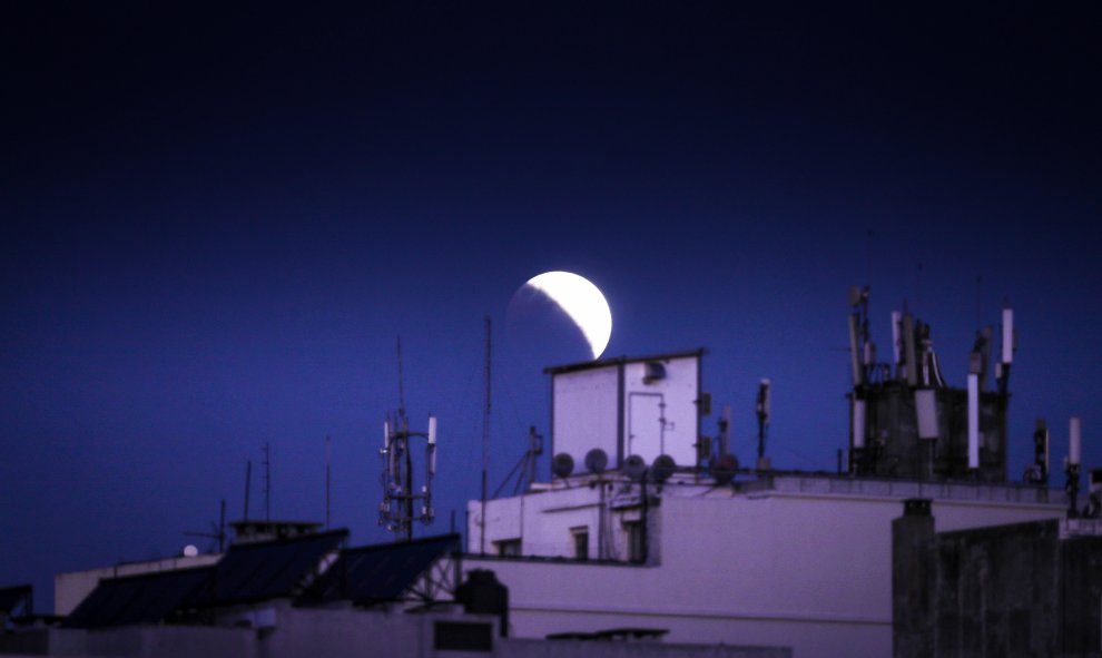 Vista general del eclipse parcial lunar este martes, en Montevideo (Uruguay). El eclipse es visible en África, Europa y partes de Asia, Australia y Sudamérica. EFE/Raúl Martínez
