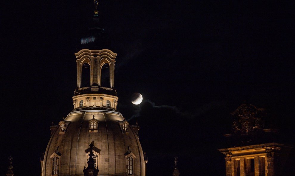 La lunar parcialmente escondida detrás de la Iglesia Fraunekirche en Dresden, Alemania. / EFE/EPA/FILIP SINGER