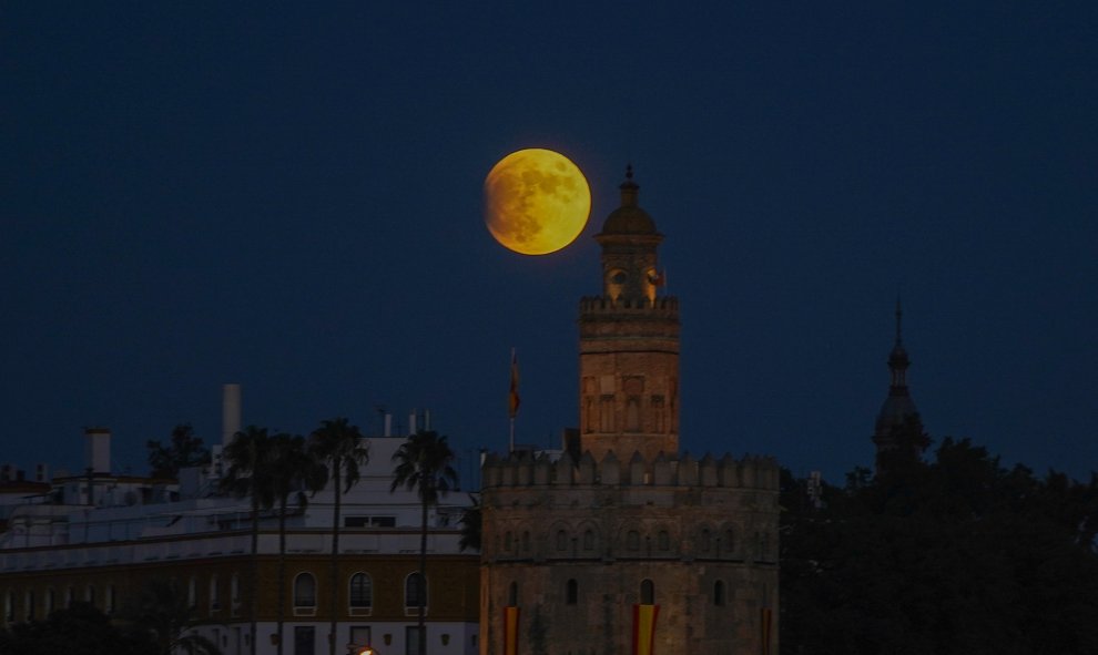 Eclipse lunar parcial en Sevilla con la Torre del Oro enfrente./ Eduardo Briones Europa Press