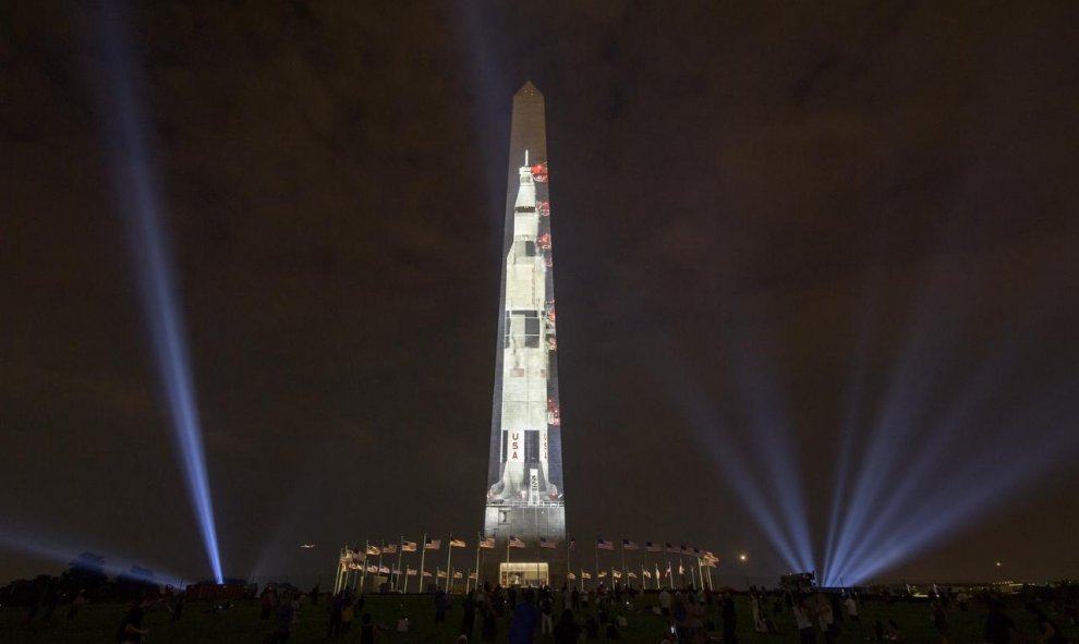 Proyección de una imagen del cohete Saturn V en Washington para conmemorar el 50 aniversario de la primera misión lunar. NASA