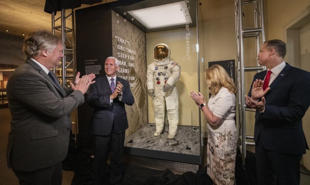 Revelando el traje espacial, desde la izquierda, Rick Armstrong, hijo de Neil Armstrong, el vicepresidente Mike Pence, la doctora Ellen Stofan, la directora del Museo Nacional del Aire y el Espacio de John y Adrienne Mars, y James Bridenstine, administrad