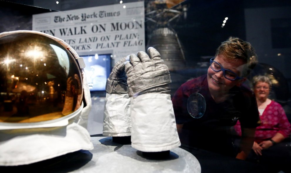 guantes extra vehiculares de Buzz Aldrin en la exhibición Destination Moon The Apollo 11 Mission