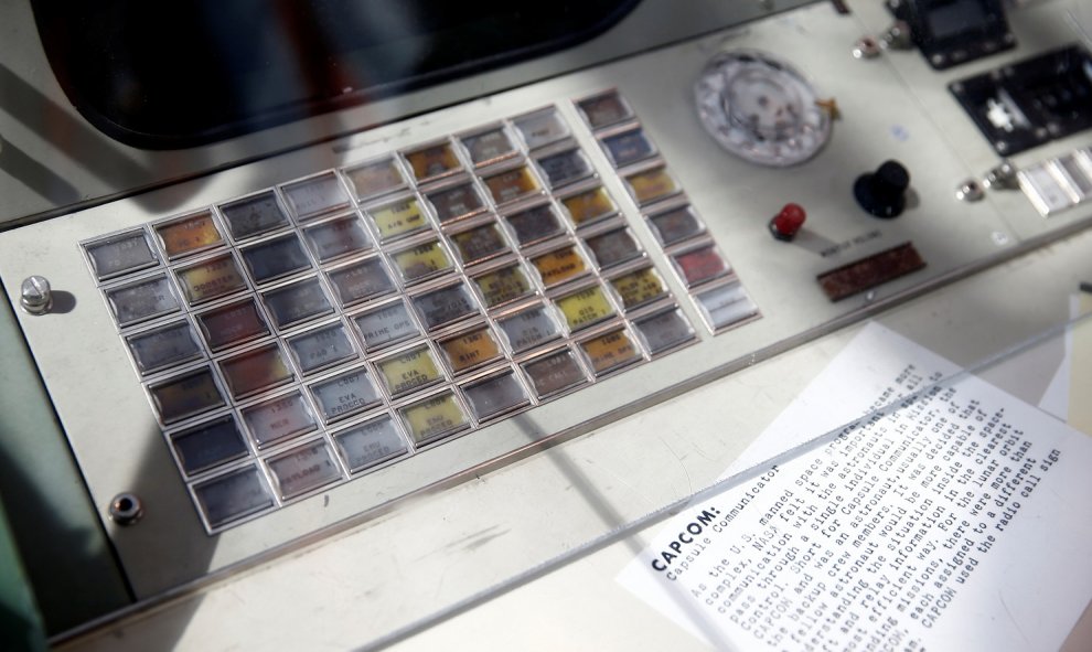 La mesa de control de la misión Apollo se muestra en la exhibición "Destination Moon: The Apollo 11 Mission" en el Museo de Vuelo en Seattle. Reuters