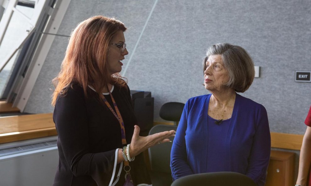 Charlie Blackwell-Thompson, conversa con JoAnn Morgan, miembro del equipo de lanzamiento de la era de Apolo