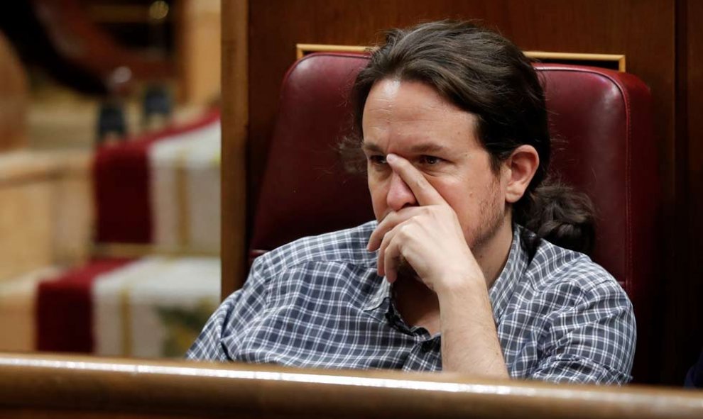 El secretario general de Podemos Pablo Iglesias escucha a Pedro Sánchez. (EMILIO NARANJO | EFE)
