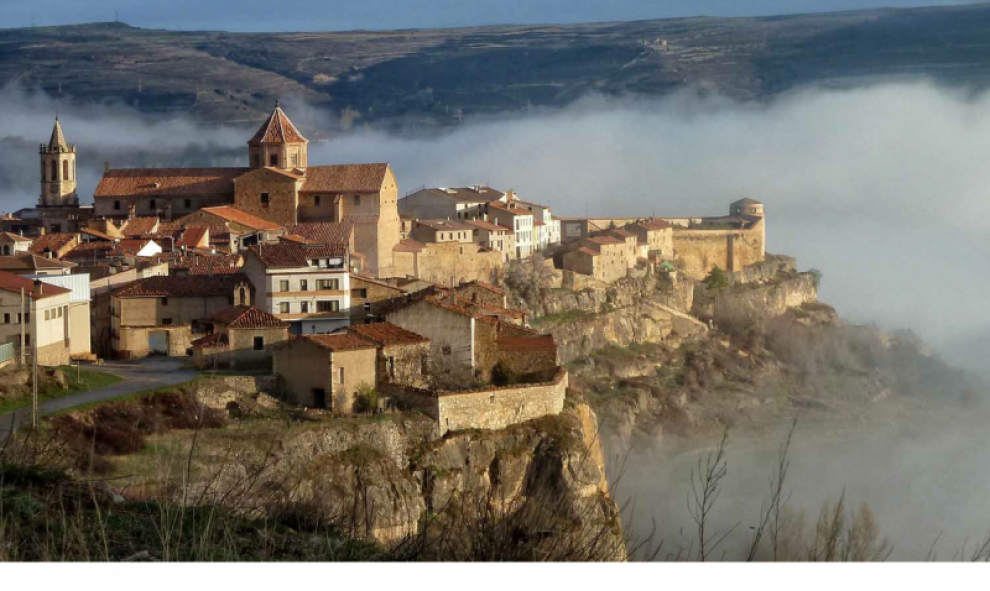 Cantavieja, en Teruel, punto neurálgico del Maestrazgo, tierra de frontera situada sobre un peñón calizo a 1300m de altitud que ha marcado su devenir y su historia. / lospueblosmasbonitosdeespana.org