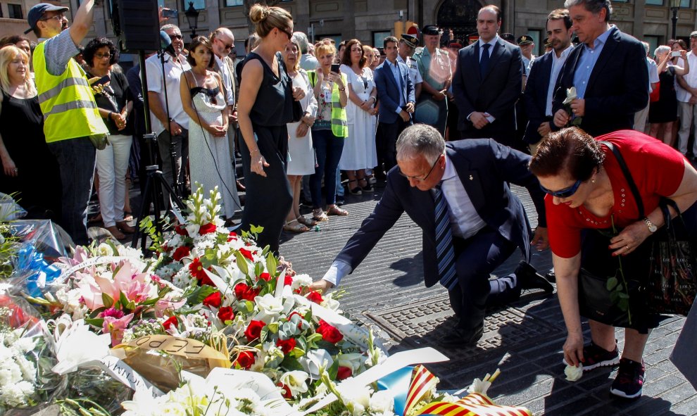 Ofrenda floral durante el acto celebrado por la Asociación Catalana de Víctimas de Organizaciones Terroristas (ACVOT), con motivo del segundo aniversario de los atentados de Barcelona y Cambrils (Tarragona) al que han asistido representantes de PP, Cs y V