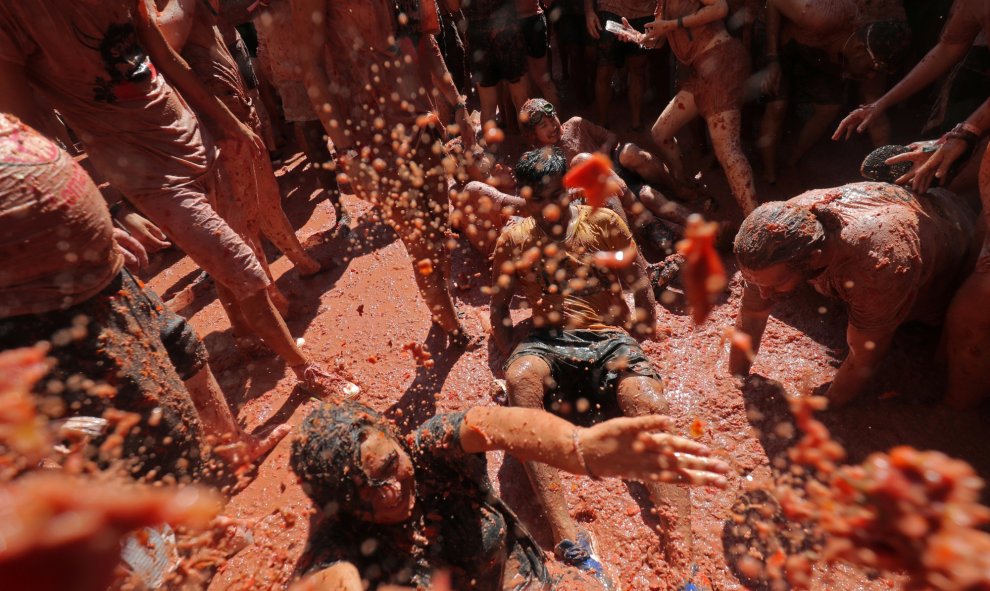 28/08/2019 - Días antes del acontecimiento, hacen una mini Tomatina para niños y niñas. REUTERS/Juan Medina