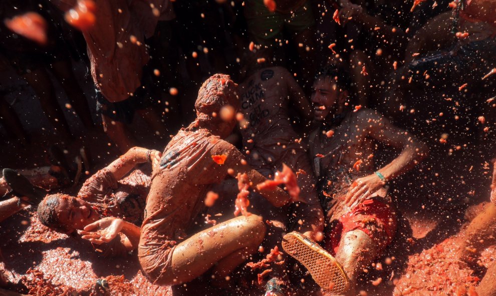 28/08/2019 - Los productores de Bollywood llegaron a recrear la batalla de la Tomatina durante la grabación de 'Zindagi na milegi dobara' (Solo se vive una vez) una película india. REUTERS/ Juan Medina