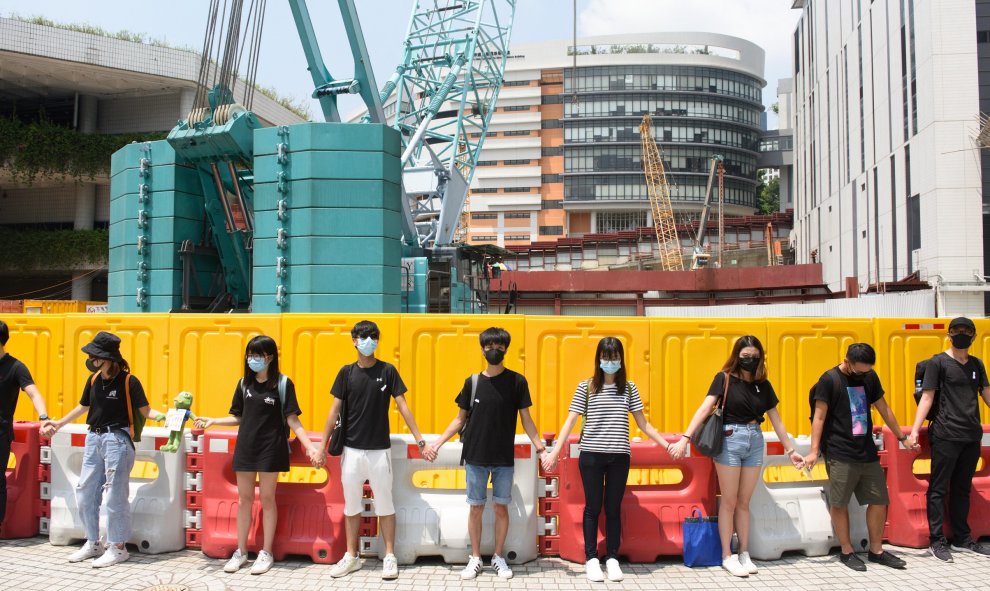 Estudiantes de la Universidad de la Ciudad de Hong Kong y de la Universidad Bapista forman una cadena humana en Hong Kong, China, el 9 de septiembre de 2019. EFE / EPA / MIGUEL CANDELA
