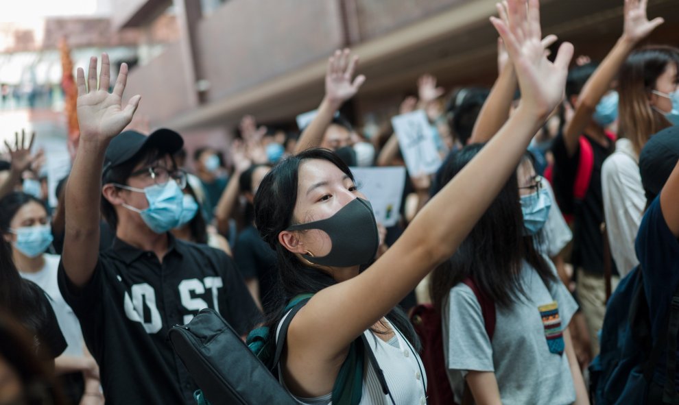 Varias docenas de estudiantes que vestían camisas negras y máscaras instaron al gobierno de Hong Kong a aceptar las cinco demandas de los activistas contra la extradición, incluida una investigación sobre la presunta brutalidad policial y el sufragio univ