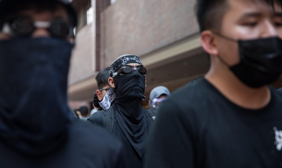 Varias docenas de estudiantes que vestían camisas negras y máscaras instaron al gobierno de Hong Kong a aceptar las cinco demandas de los activistas contra la extradición, incluida una investigación sobre la presunta brutalidad policial y el sufragio univ