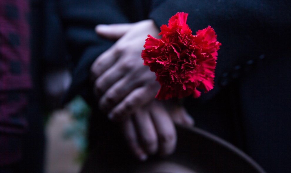 Detalle de una flor roja, símbolo de duelo, durante uno de los actos en memoria del expresidente de Chile Salvador Allende, en conmemoración por el 46º aniversario del golpe de Estado que dio inicio a la dictadura militar de Augusto Pinochet, en Santiago