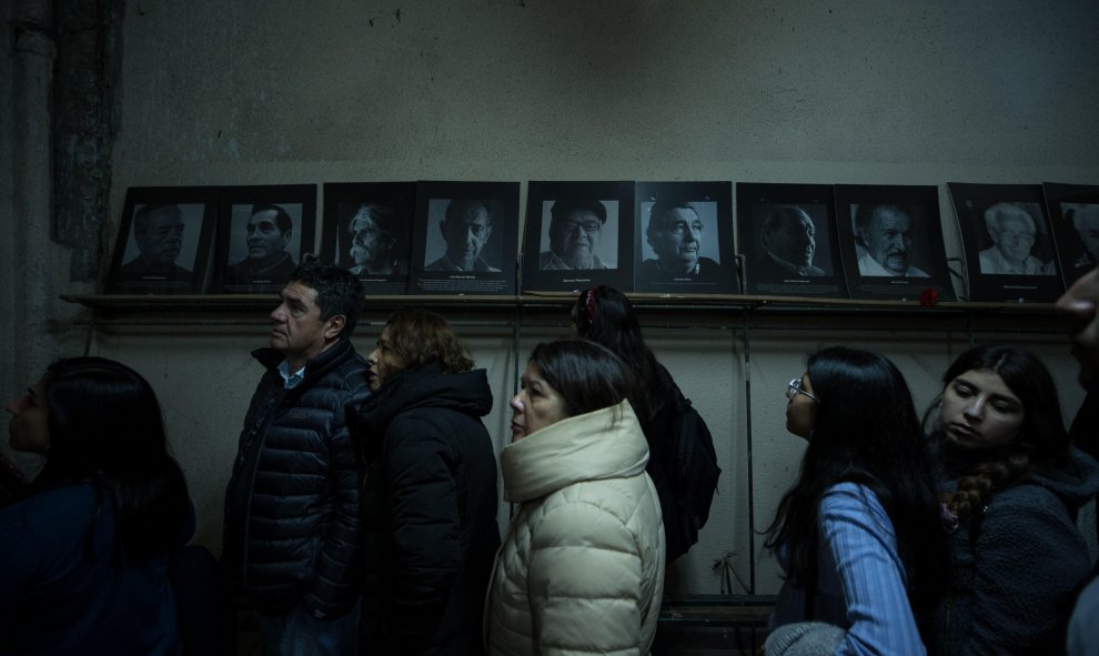 Miles de personas visitan el Estadio Nacional de Chile, uno de los centros de detención de la dictadura de Augusto Pinochet (1973-1990), al que acceden a través de una puerta que se abre una vez al año, la que lleva directamente hasta la grada de la memor