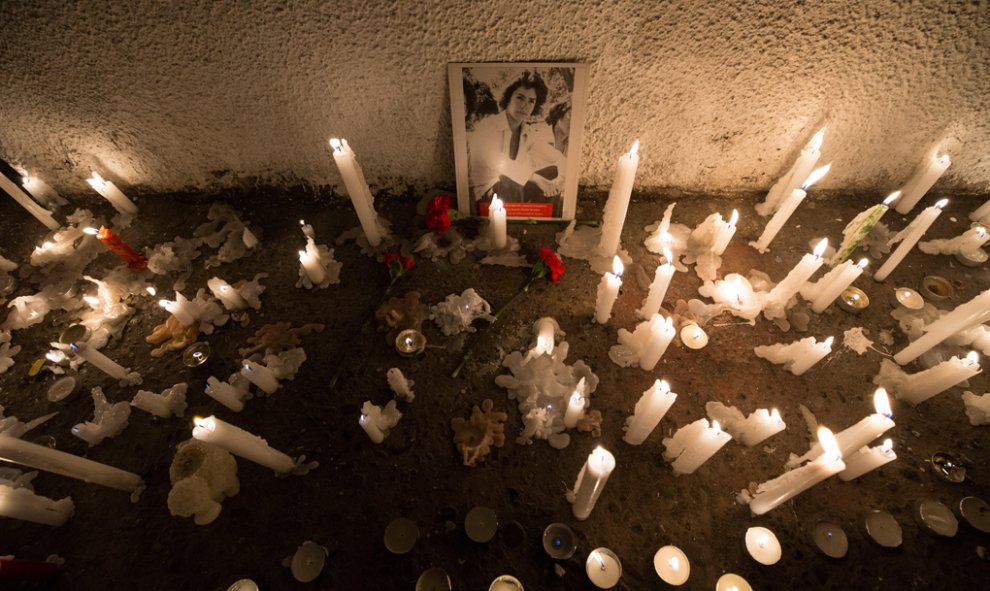 Detalle de una fotografía de uno de los detenidos desaparecidos durante la dictadura chilena (1973-1990) rodeado de velas en el Estadio Nacional de Chile, durante uno de los actos de conmemoración por el 46º aniversario del golpe de Estado que acabó con l