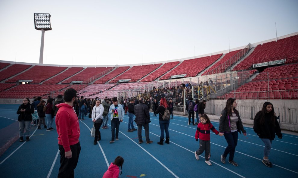 Cientos de personas visitan el Estadio Nacional de Chile, uno de los centros de detención de la dictadura de Augusto Pinochet (1973-1990), al que acceden a través de una puerta que se abre una vez al año, la que lleva directamente hasta la grada de la mem