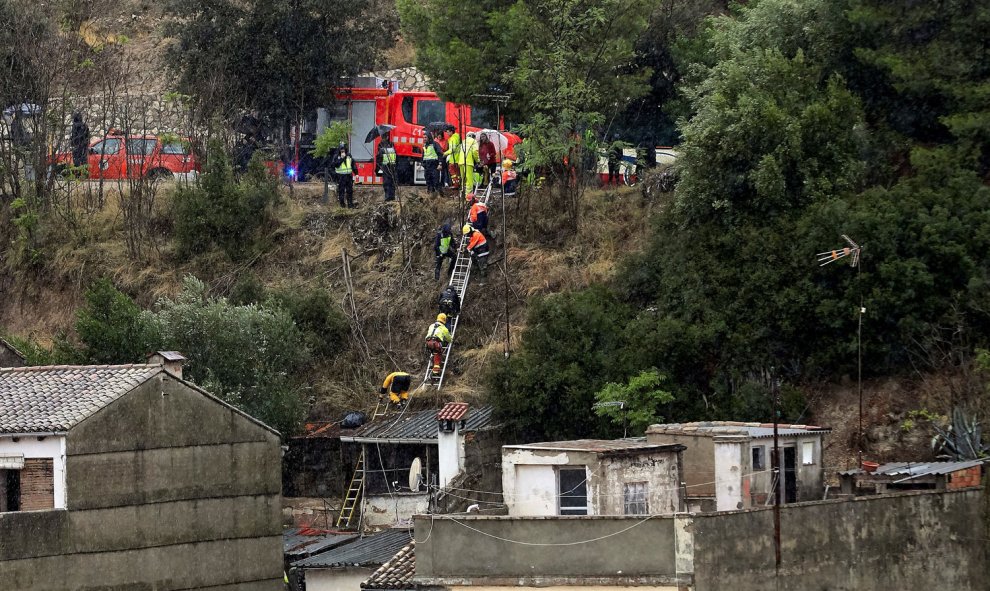 El equipo de bomberos ayuda a desalojar a los vecinos de Ontinyent que todavía permanecían en sus viviendas este jueves después del desbordamiento del río Clariano a su paso por la localidad valenciana tras las fuertes lluvias registradas durante la noche