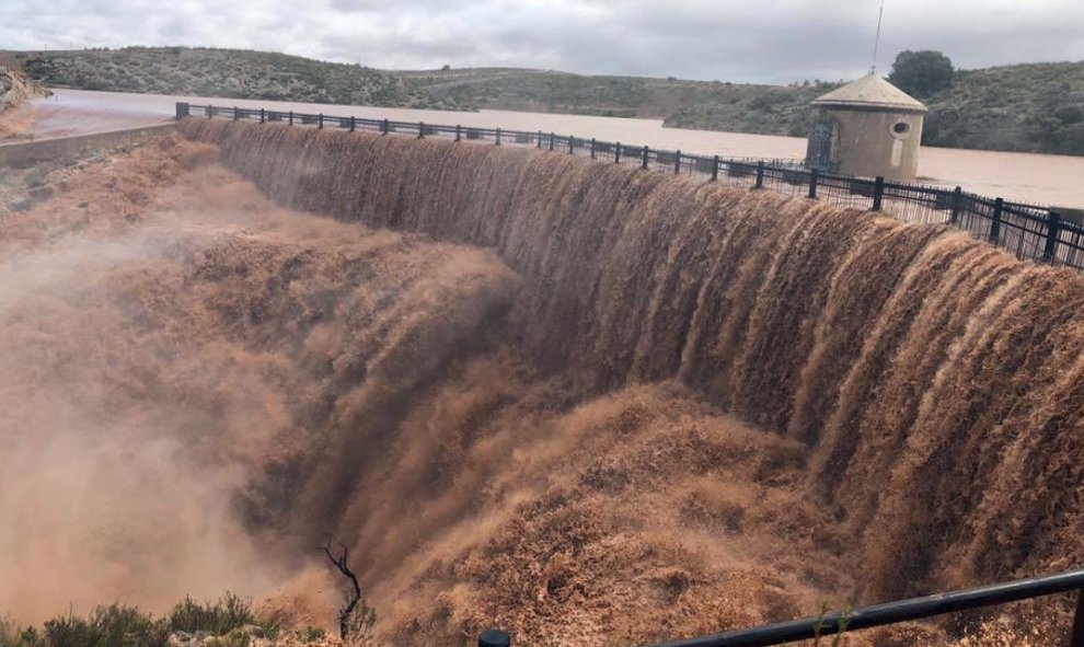 El pantano de Almansa, el más antiguo de Europa, desbordando agua a causa de la DANA. Foto: Javier Sánchez Roselló