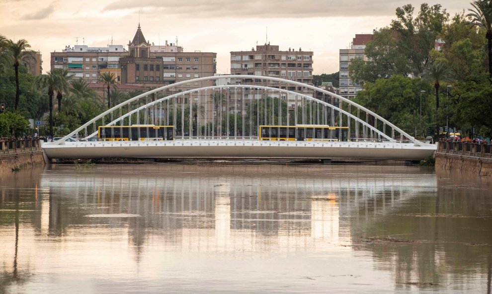 13/09/2019.- El cauce del rio Segura a su paso por la ciudad de Murcia esta mañana tras las intensas lluvias caídas esta madrugada. EFE/Marcial Guillén