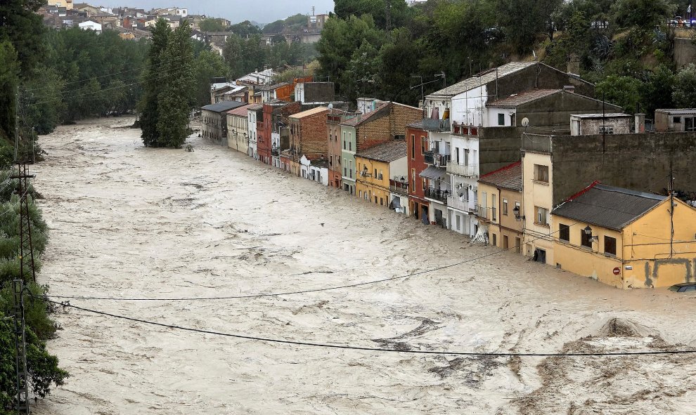 Vista del río Clariano que se ha desbordado este jueves a su paso por Ontinyent tras las fuertes lluvias registradas durante la noche. La localidad valenciana alcanza 297 l/m2 en 24 horas, su registro más alto del último siglo. EFE/ Natxo Francés