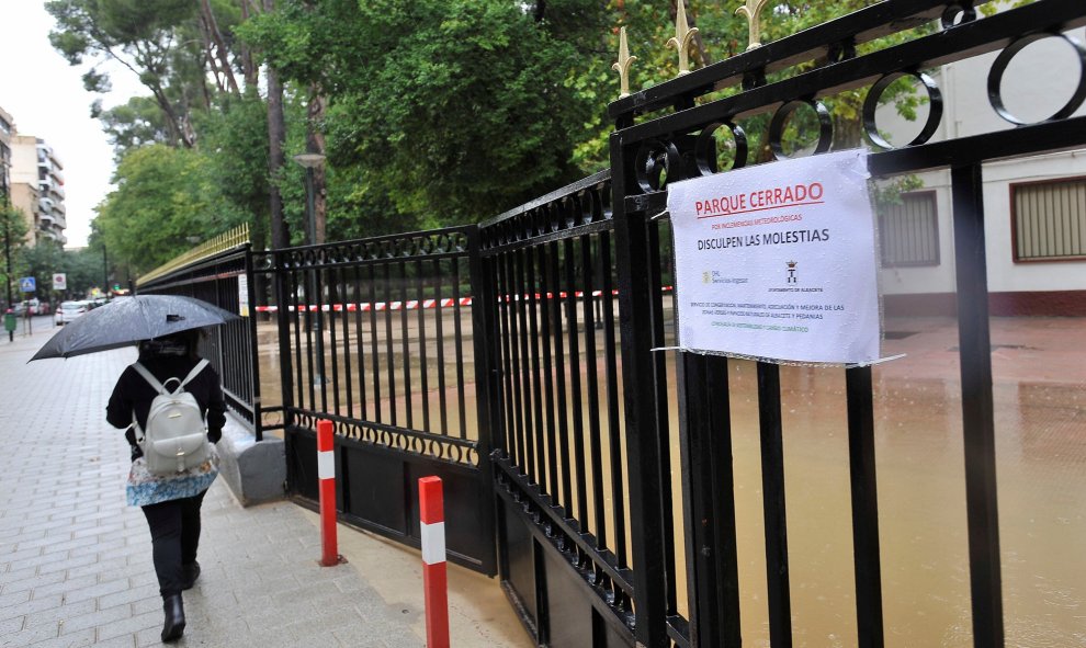 Vista del parque municipal Abelardo Sánchez ubicado en Albacete que permanece cerrado este jueves y, como consecuencia, el colegio San Fernando, que está en el interior del parque, tampoco ha abierto sus puertas. EFE/ Manu Podio