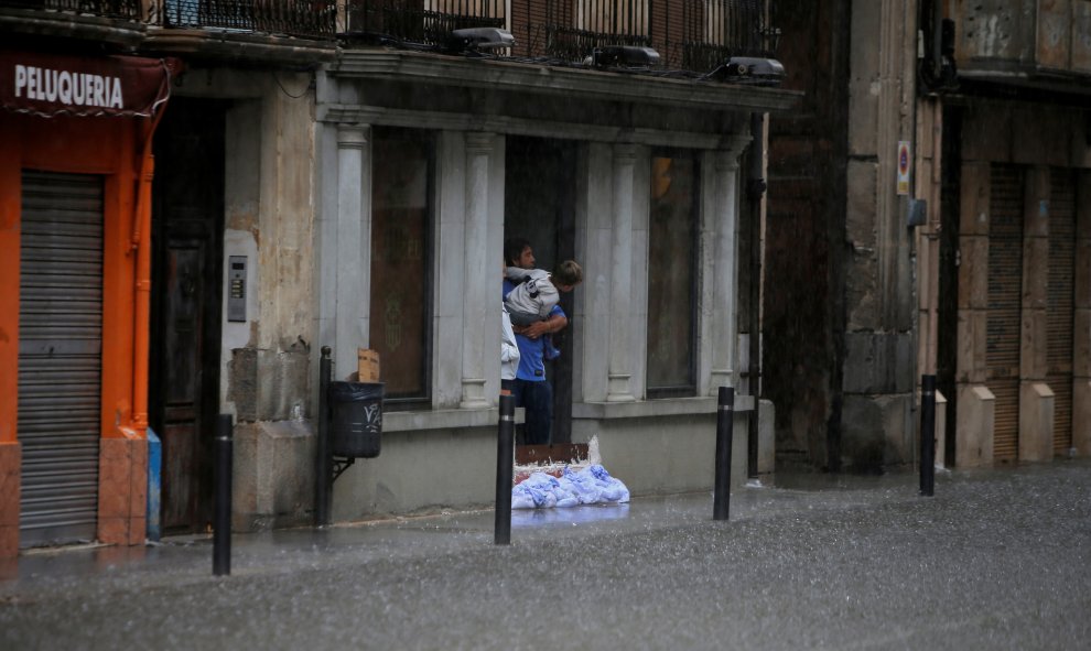 La gente se refugia en casa cuando las lluvias torrenciales azotan Orihuela, cerca de Murcia. REUTERS / Jon Nazca