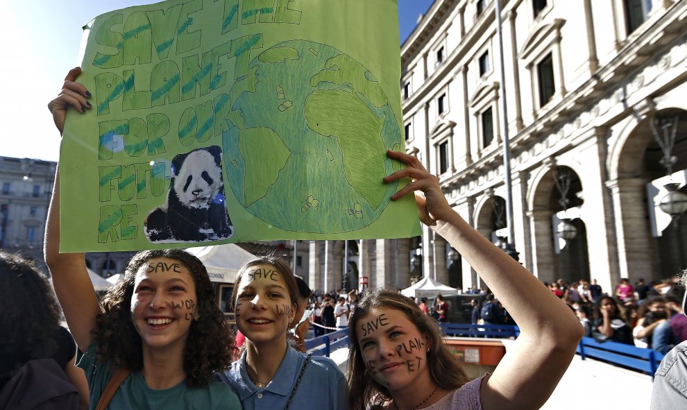 Roma: Tres jóvenes activistas en la manifestación en la capital italiana. Cecilia Fabiano/LaPresse via ZUMA Press/dpa