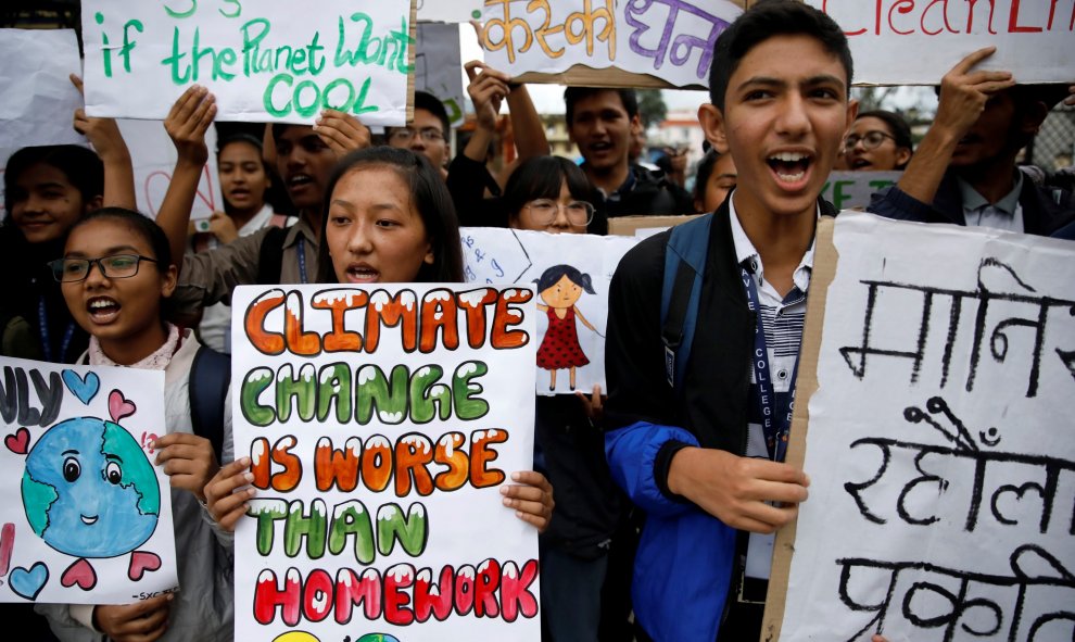 Los estudiantes que llevan pancartas participan en la Global Climate Strike en Katmandú, Nepal. REUTERS / Navesh Chitrakar