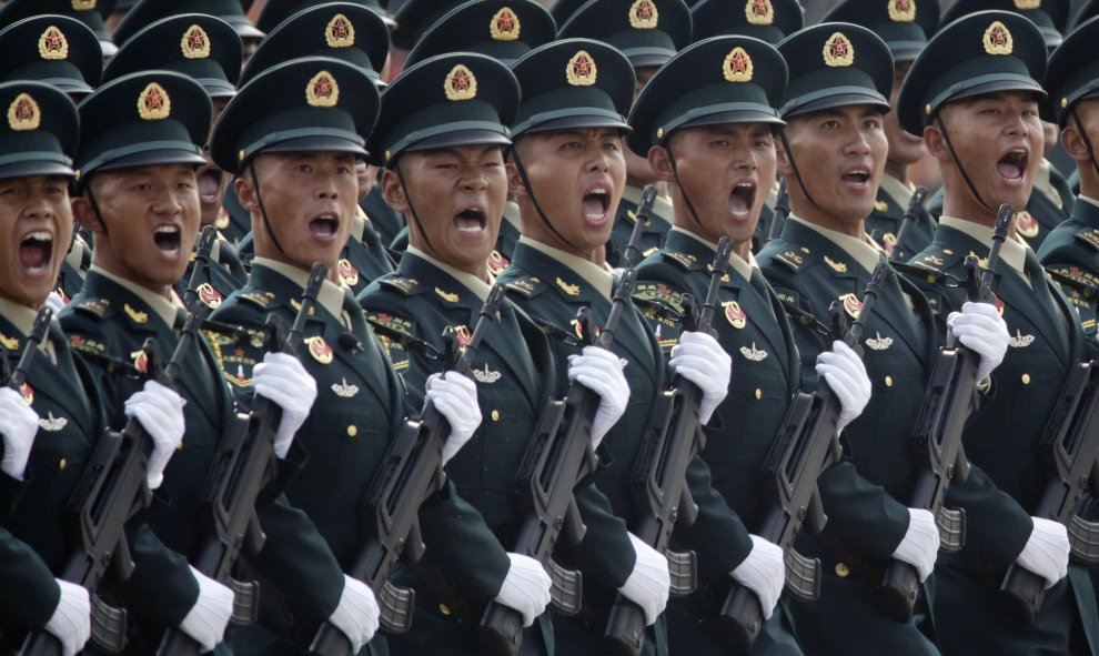 Las tropas de mantenimiento de la paz chinas marchan en formación más allá de la Plaza Tiananmen durante el desfile militar. REUTERS / Jason Lee