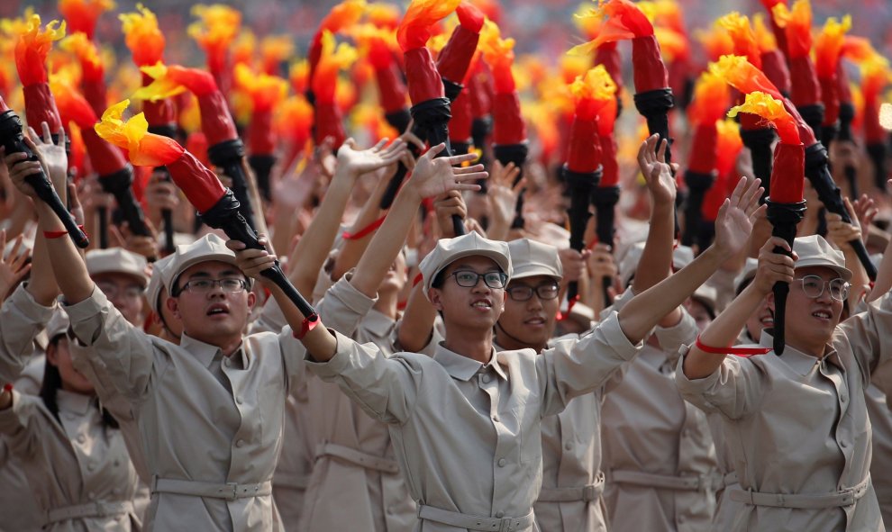 Cientos de artistas desfilan por la Plaza Tiananmen. EFE / EPA / WU HONG