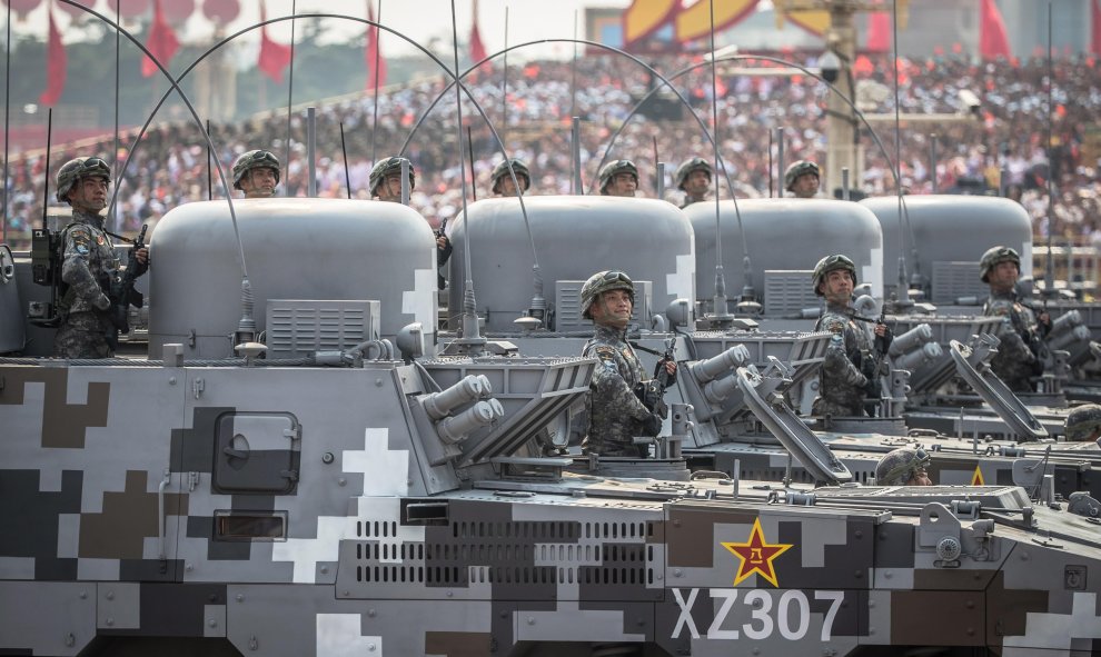 Las tropas chinas en vehículos militares pasan por la Plaza Tiananmen durante un desfile militar. EFE / EPA / ROMAN PILIPEY