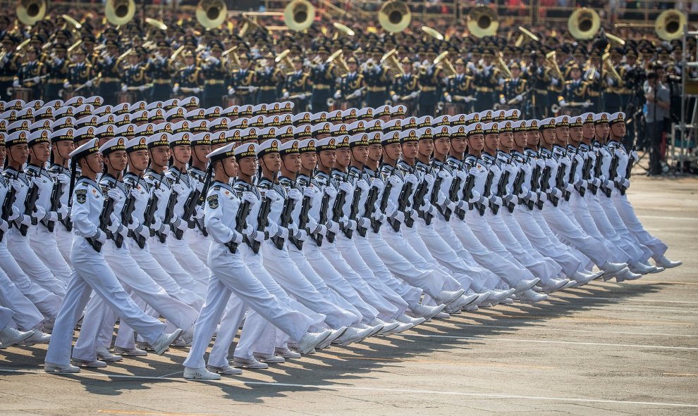 Las tropas de la armada china marchan pasando Tiananmen. EFE / EPA / ROMAN PILIPEY