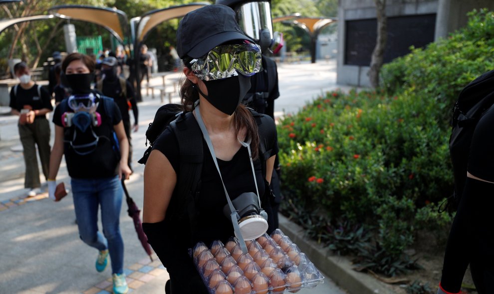 Los manifestantes antigubernamentales llevan ladrillos y huevos mientras se reúnen en el distrito de Sha Tin, en el Día Nacional de China en Hong Kong, China, el 1 de octubre de 2019. REUTERS / Jorge Silva
