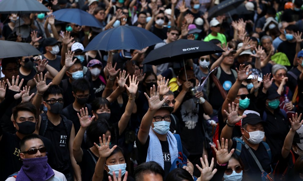 Los manifestantes antigubernamentales se cubren con paraguas durante una protesta en el Día Nacional de China, en Wong Tai Sin, Hong Kong, China, 1 de octubre de 2019. REUTERS / Tyrone Siu