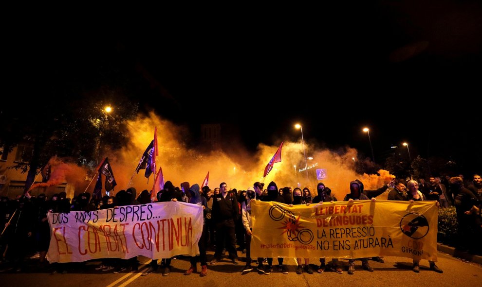 Independentistas sostienen pancartas durante el segundo aniversario del 1-O. REUTERS/Albert Gea