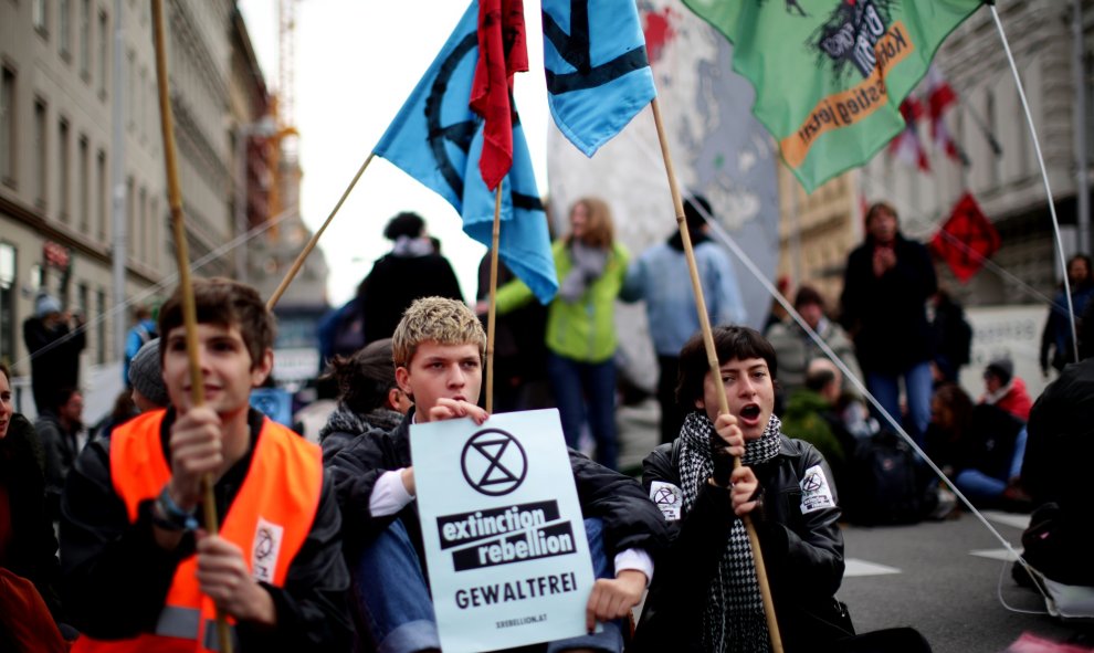 07/10/2019 - Activistas del cambio climático bloquean una carretera d. REUTERS / Lisi Niesner