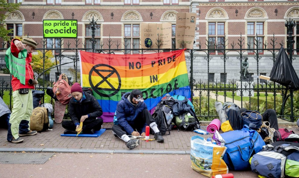 10/07/2019.- Activistas en un bloqueo en el Stadhouderskade frente al Rijksmuseum, en Amsterdam, Países Bajos. EFE//EPA/Niels Wenstedt